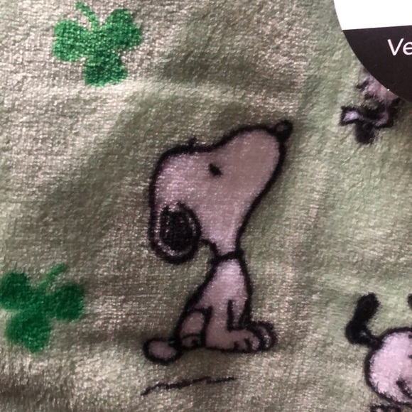 Peanuts SNOOPY St. Patrick’s Day Throw Blanket - Picture 4 of 8